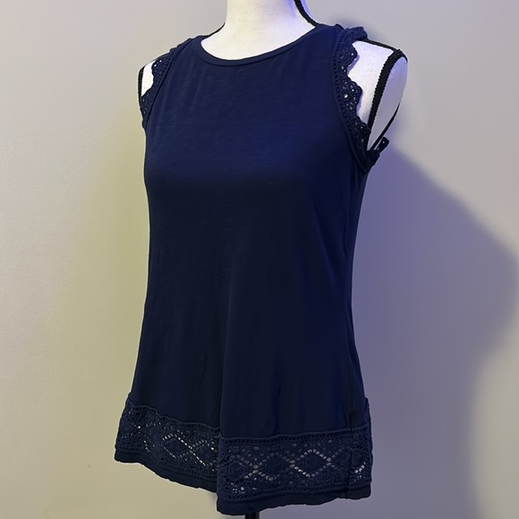 Navy blue crown and Ivy lace trim tank - Picture 2 of 4